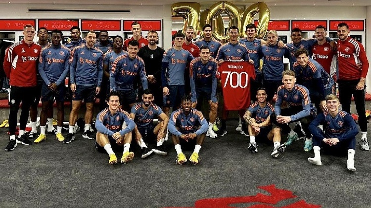 CR7️⃣0️⃣0️⃣曼联更衣室为C罗布置庆祝气球&赠送纪念球衣