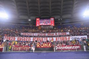 下赛季见！罗马本赛季最后一个主场，球迷拉横幅支持球队