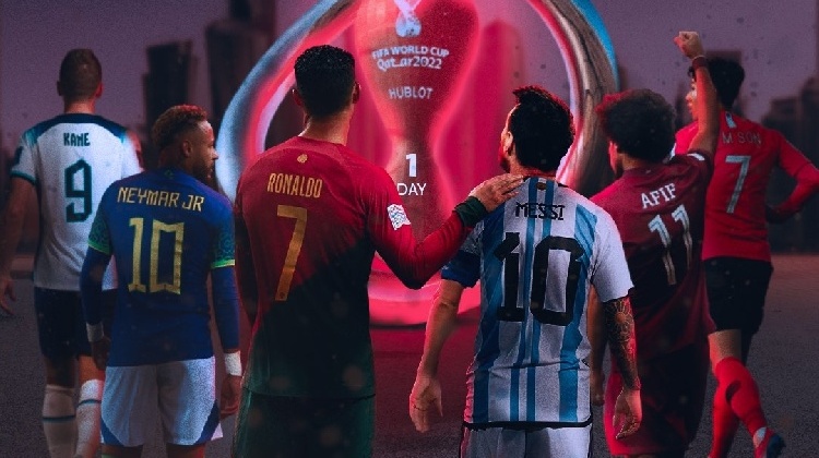 最后一搏？FIFA世界杯晒图：C罗手搭梅西肩膀，一起注视世界杯