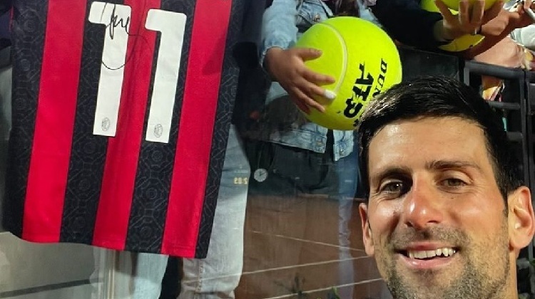 红黑心🔴⚫德约科维奇在伊布球衣上签名，与米兰球迷亲切合影
